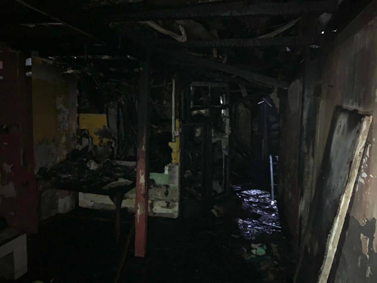Kebakaran hanguskan tujuh rumah di Jalan Cenderawasih, Kecamatan Mamajang, Makassar, Jumat dini hari (5/9/2025). (Dok. Istimewa)