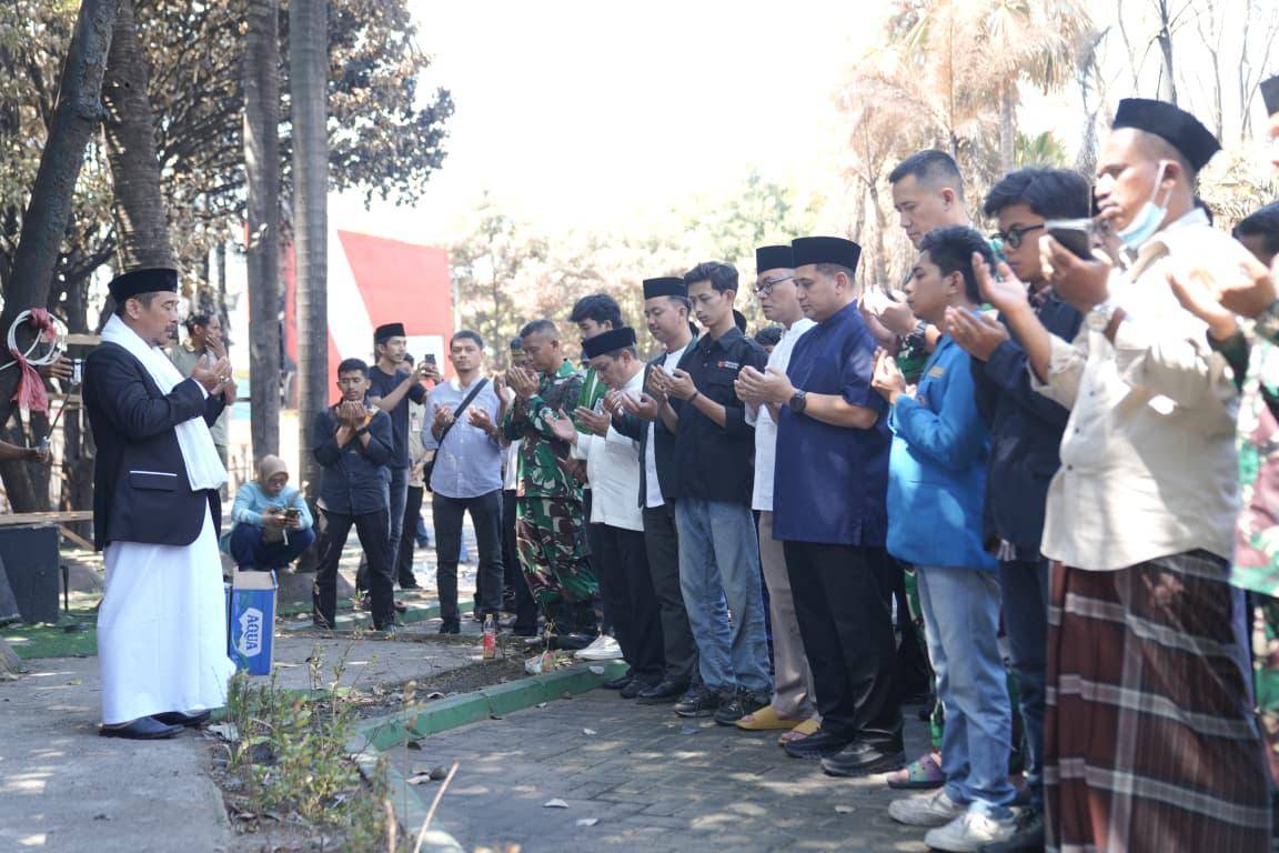 Pemkot Makassar menggelar salat ghaib di depan gedung DPRD Makassar untuk mendoakan korban meninggal dalam kerusuhan, Jumat (5/92/205). Dok. Humas Pemkot Makassar