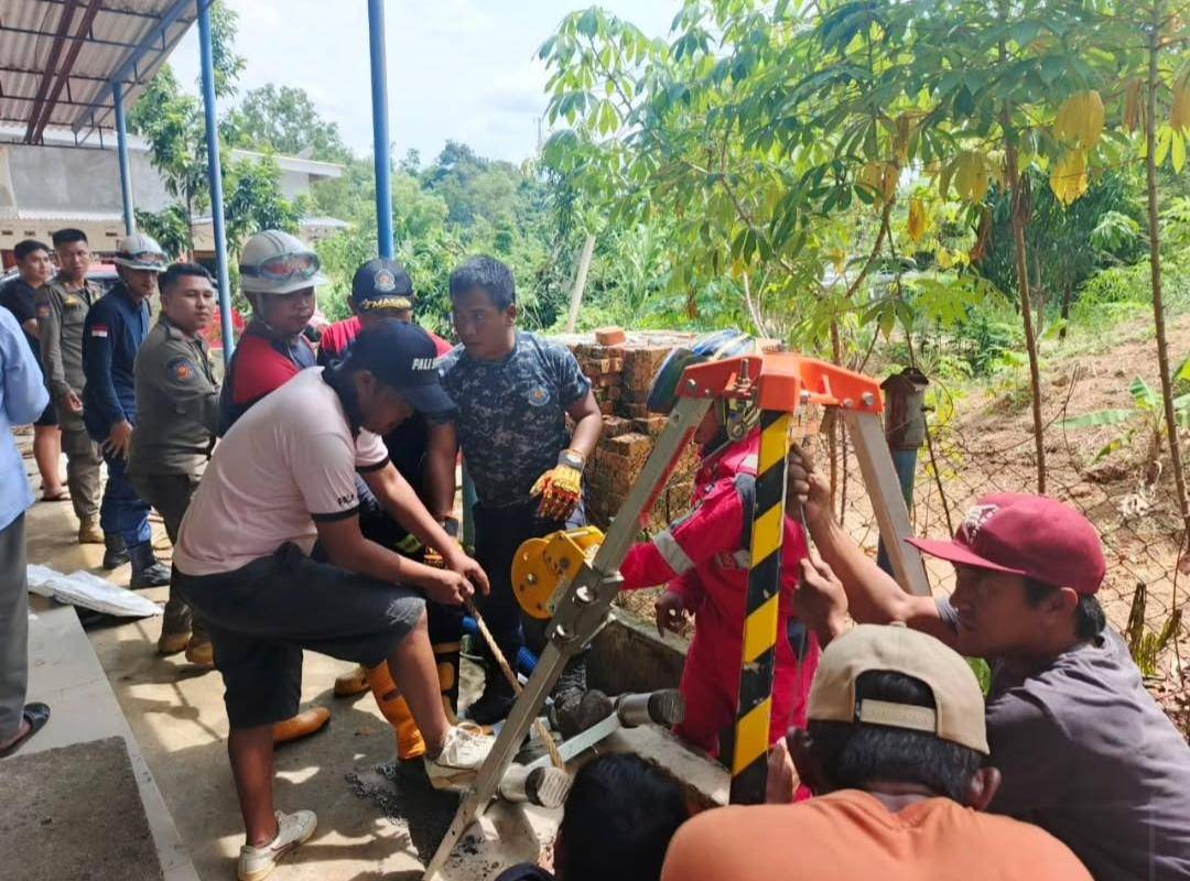 Proses evakuasi dua penggali sumur yang pingsan di PALI. (Dok. Damkar PALI)
