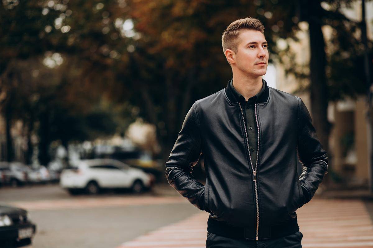 ilustrasi pria dengan jaket bomber (freepik.com/senivpetro)