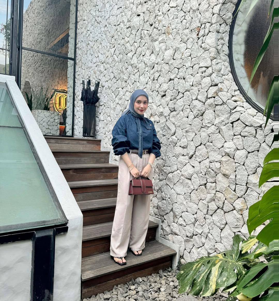 potret mix and match hijab nyaman ala Arrum Rahma