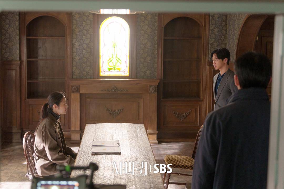 still cut drama Queen Mantis (instagram.com/sbsdrama.official)