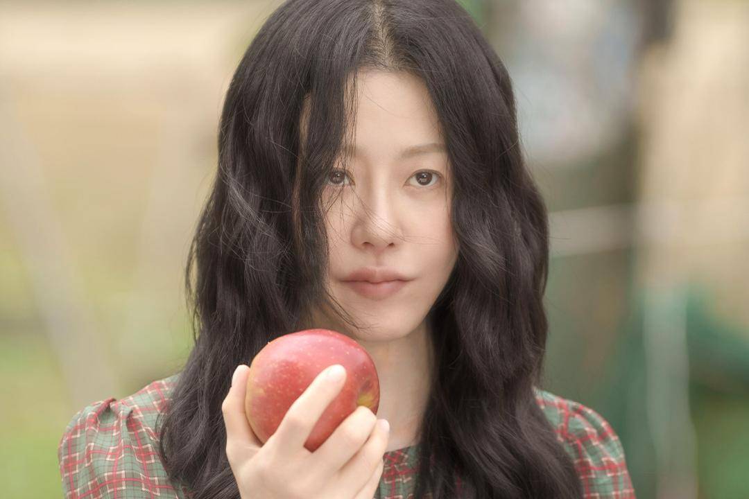 still cut drama Queen Mantis (instagram.com/sbsdrama.official)