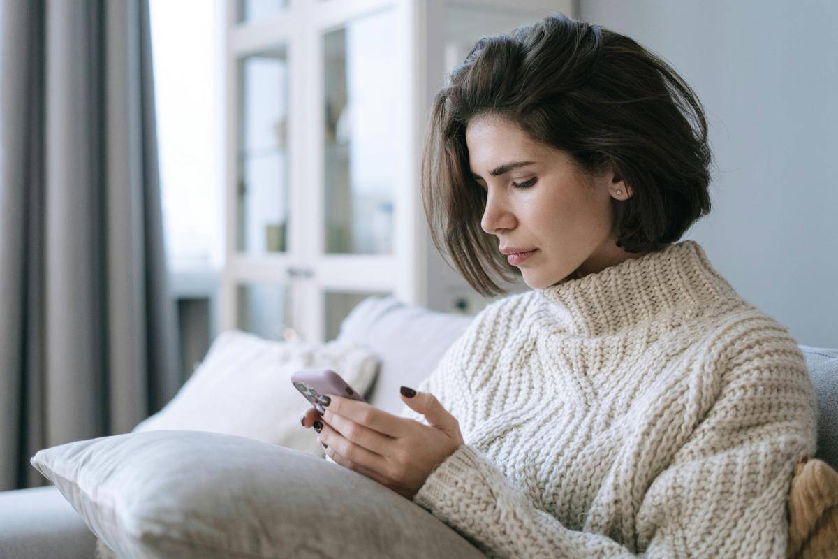ilustrasi mengalihkan emosi dengan gadget (pexels.com/Ivan Samkov)