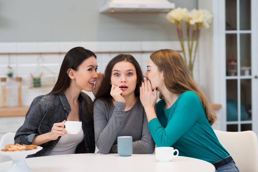 ilustrasi perempuan bergosip