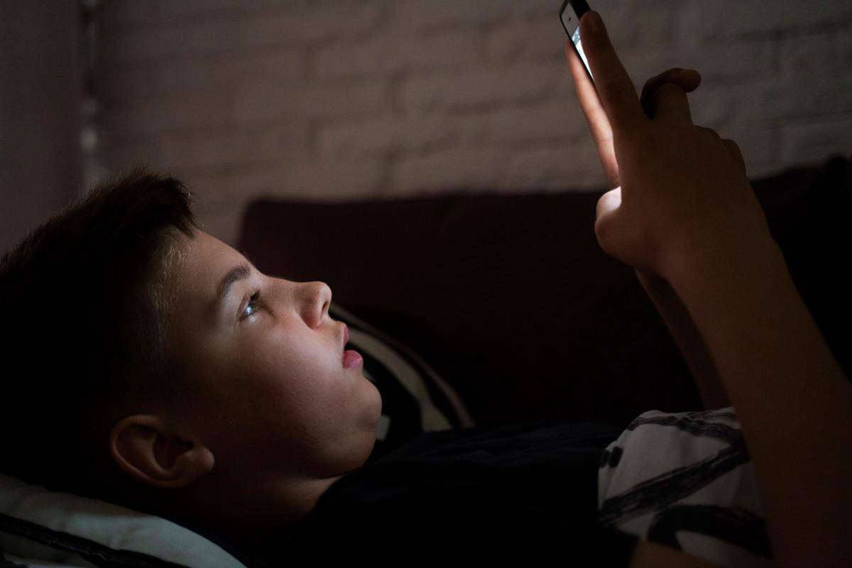 ilustrasi anak menatap layar gadget (freepik.com)