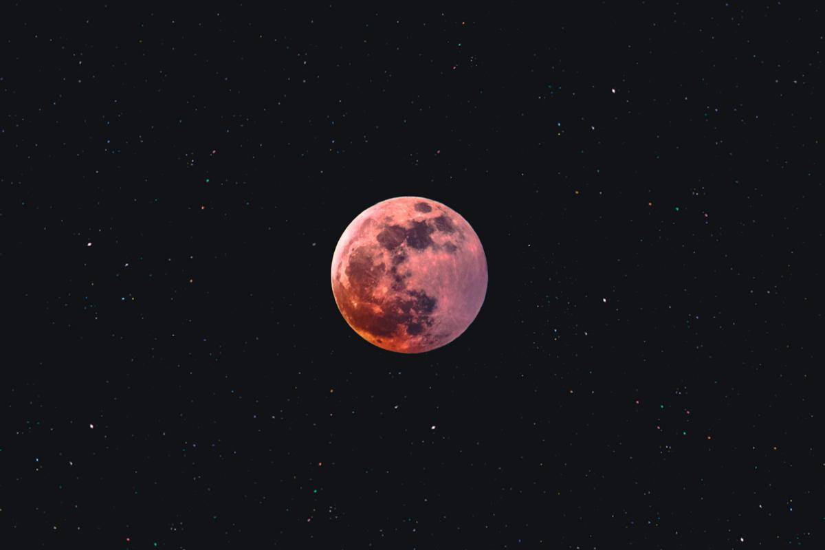 gambar blood moon saat gerhana bulan total (unsplash.com/Ahsan Avi)