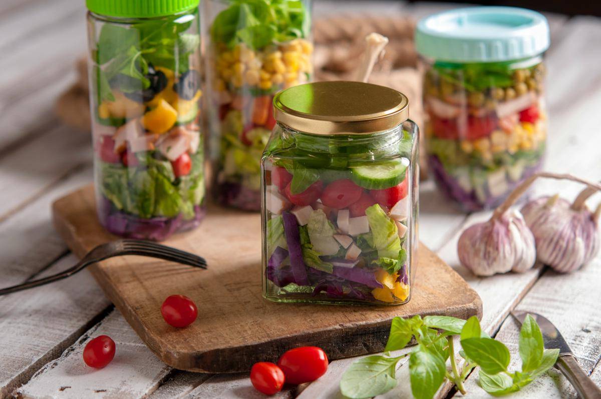 ilustrasi salad dalam jar