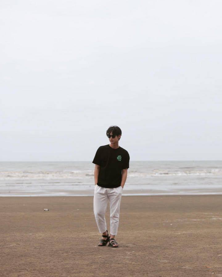OOTD pakai sendal ala Bright Vachirawit (Instagram.com/bbrightvc)