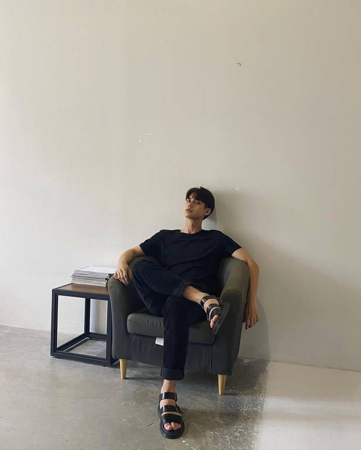 OOTD pakai sendal ala Bright Vachirawit (Instagram.com/bbrightvc)