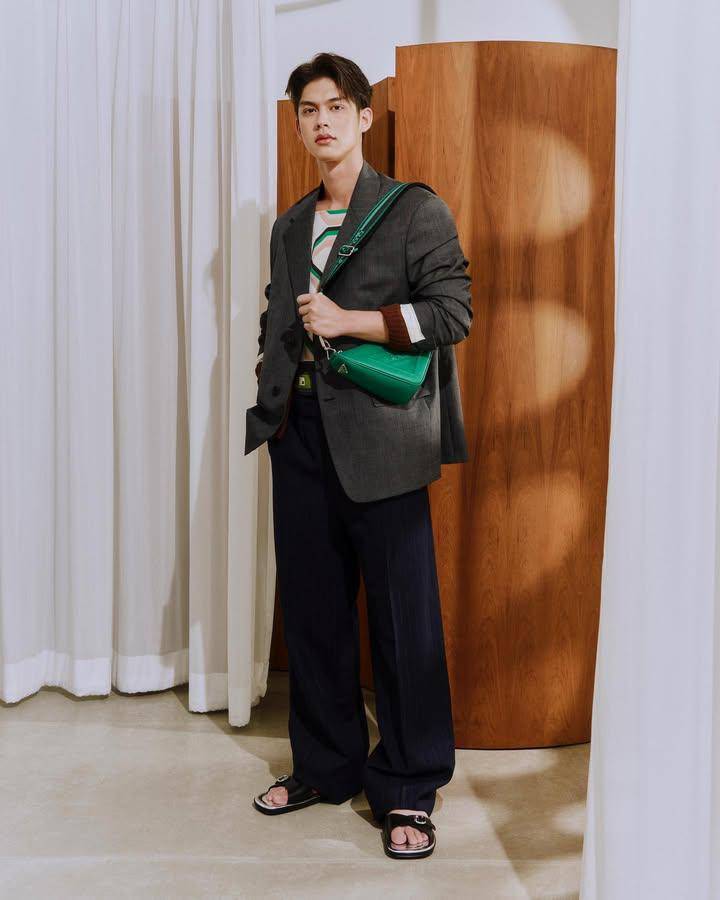 OOTD pakai sendal ala Bright Vachirawit (instagram.com/bbrightvc)