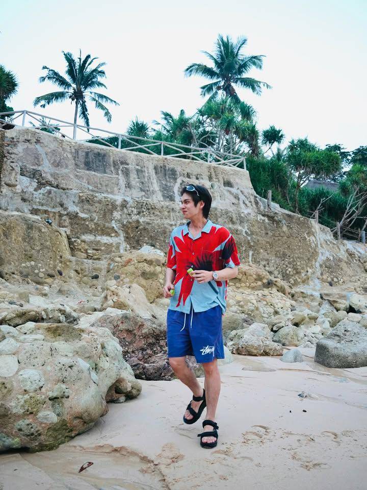OOTD pakai sendal ala Bright Vachirawit (instagram.com/bbrightvc)