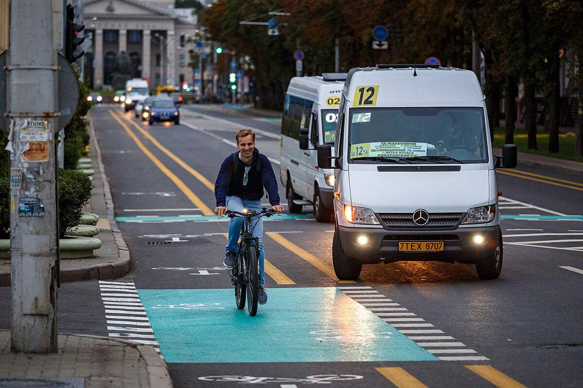 potret seorang warga sedang bersepeda di Minsk