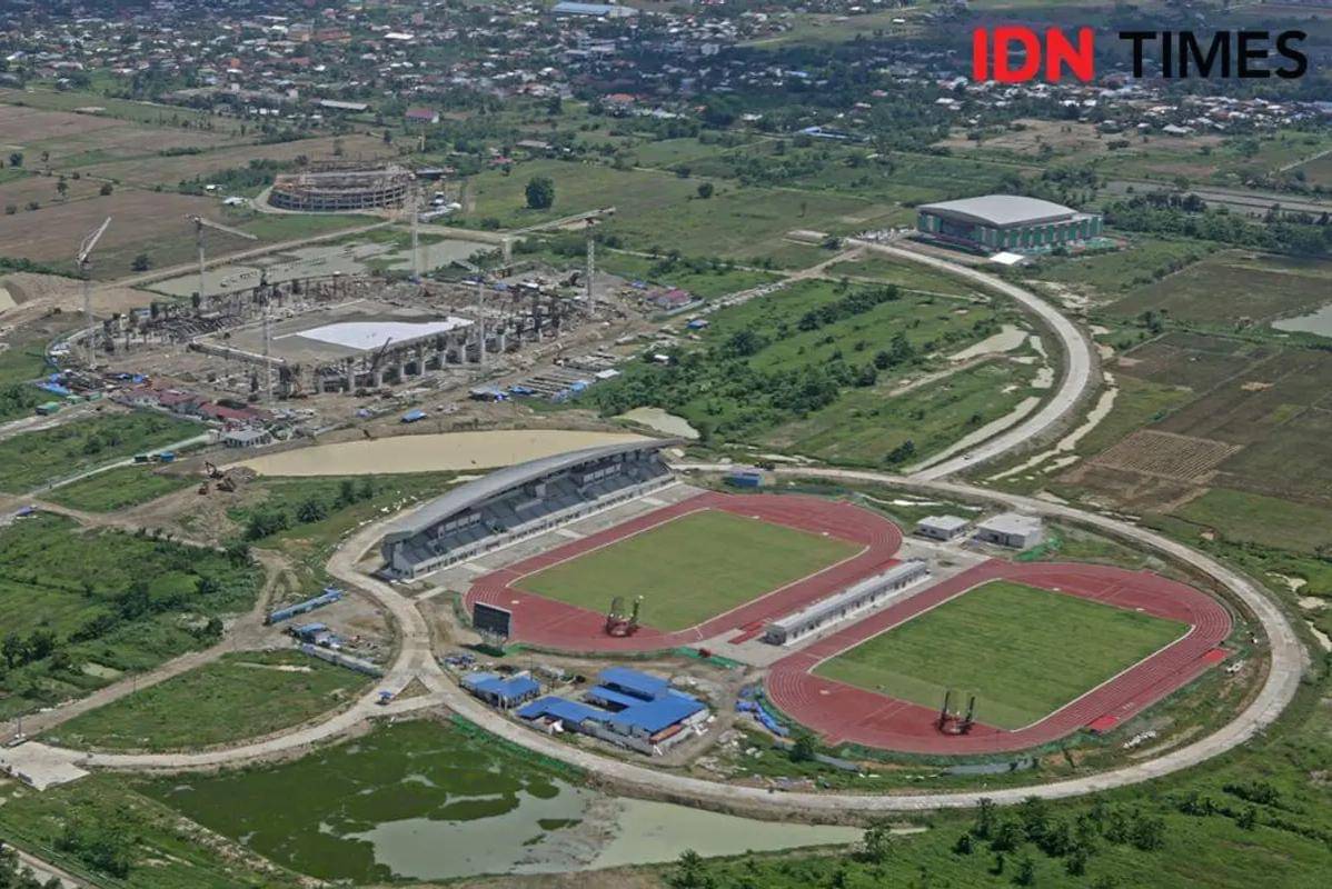 Progres pembangunan Stadion Madya Atletik Sport Centre Desa Sena Deli Serdang dipotret dari udara, Jumat (17/5/2024) (IDN Times/Arifin Al Alamudi)