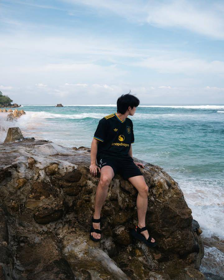 OOTD pakai sendal ala Bright Vachirawit (instagram.com/bbrightvc)