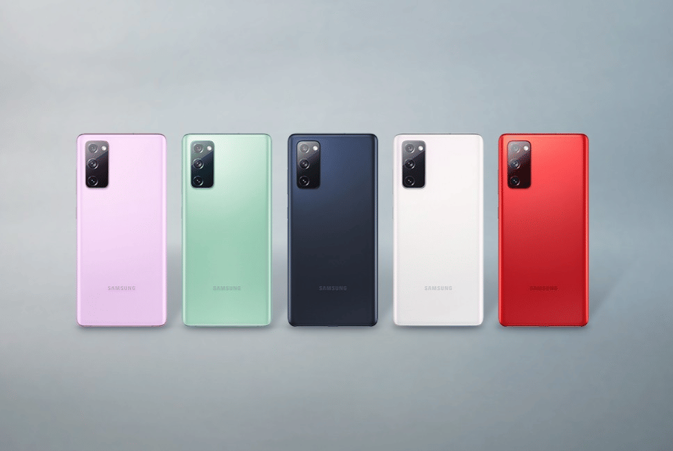 Lima unit Samsung Galaxy S20 FE berdiri berjajar menampilkan variasi warna ungu, hijau, biru tua, putih, dan merah.