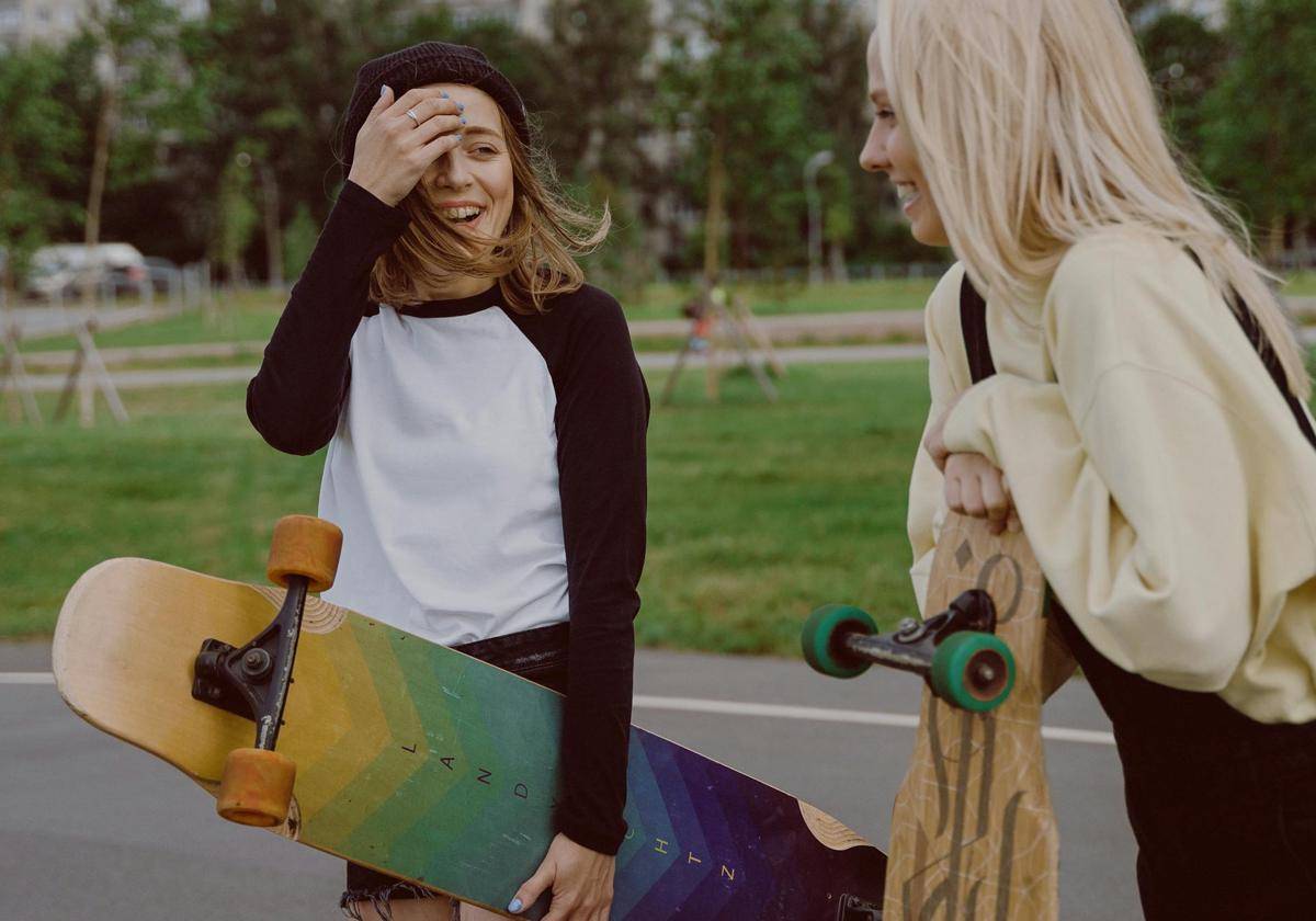 ilustrasi remaja sedang bermain skateboard (pexels.com/cottonbro studio)