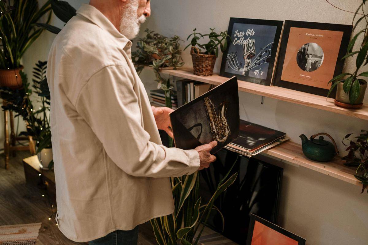 ilustrasi pria mendengarkan vinyl (pexels.com/cottonbro studio)