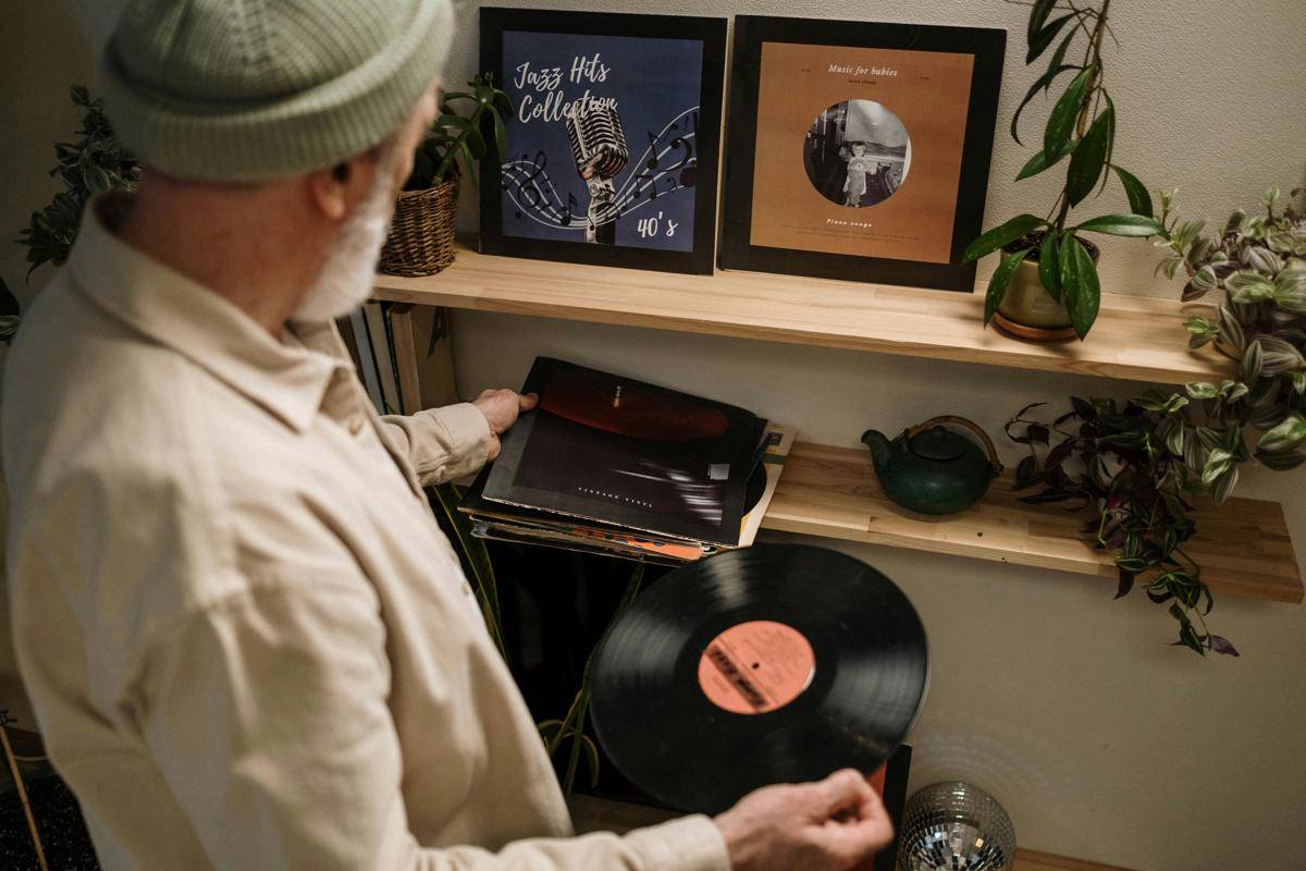 ilustrasi pria mendengarkan vinyl (pexels.com/cottonbro studio)