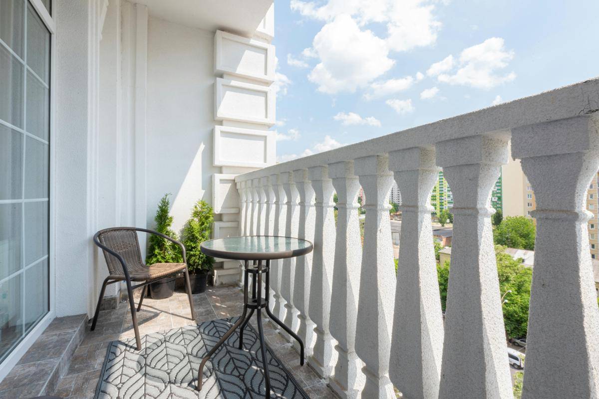 ilustrasi balkon apartemen (pexels.com/Max Vakhtbovycn)