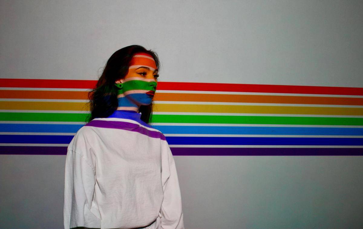 ilustrasi sedang berdiri dengan backgound warna warni (pexels.com/Isi Parente)