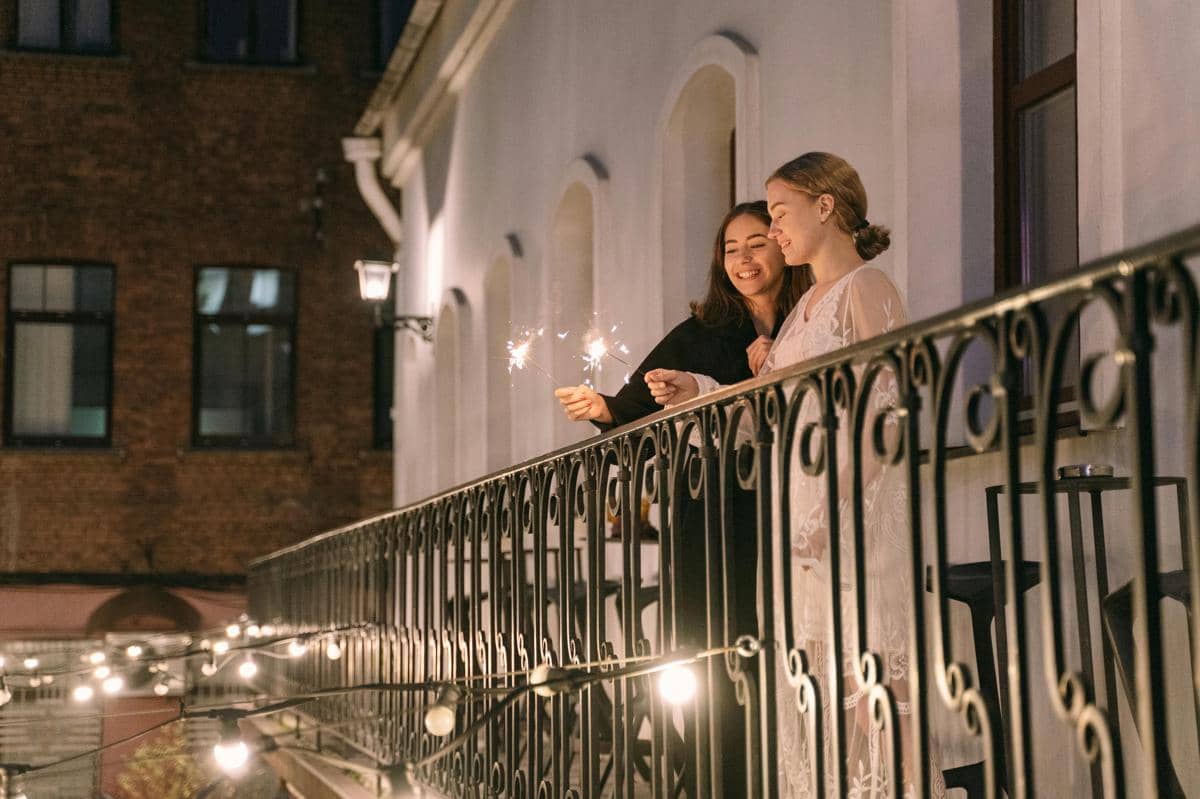 ilustrasi balkon apartemen malam hari (pexels.com/Ivan Samkov)