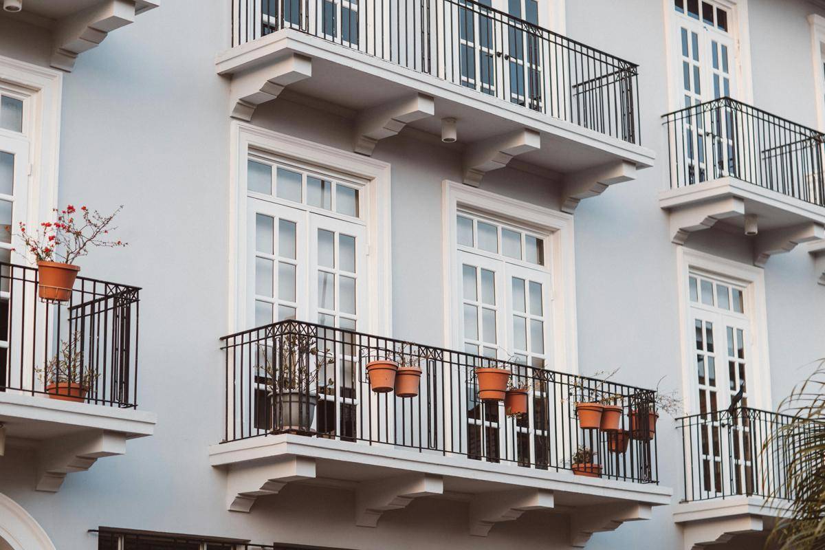 ilustrasi balkon apartemen (pexels.com/Luis Quintero)