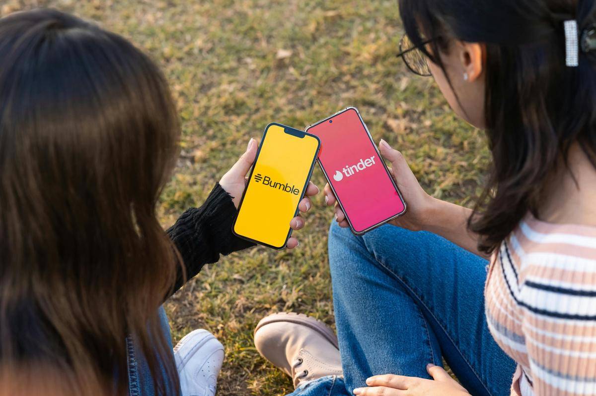 ilustrasi mengunakan dating app di ponsel (pexels.com/Julio Lopez)