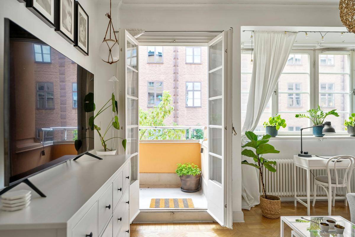 ilustrasi balkon apartemen (pexels.com/Lisa Anna)