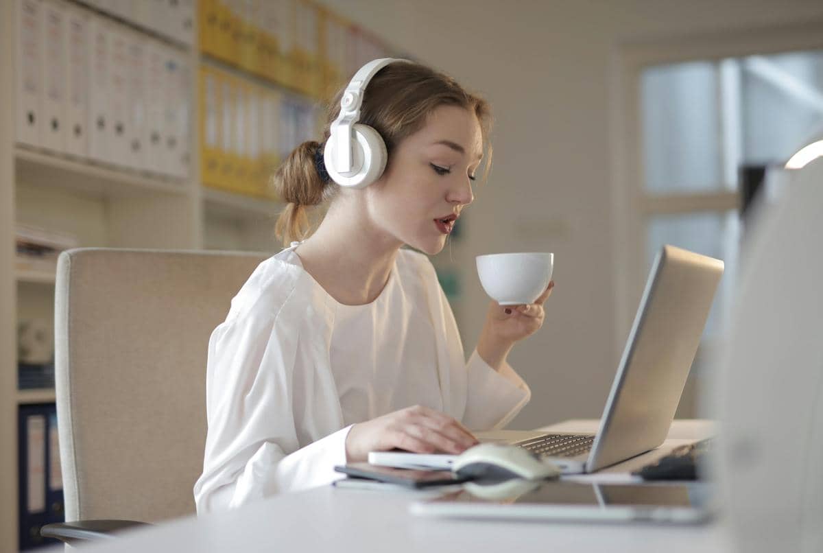 ilustrasi mendengarkan musik saat bekerja