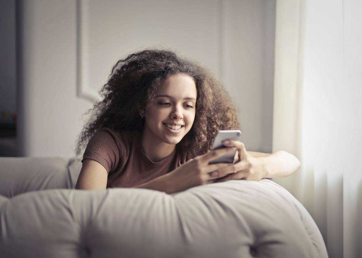 ilustrasi chatting di HP (pexels.com/Andrea Piacquadio)