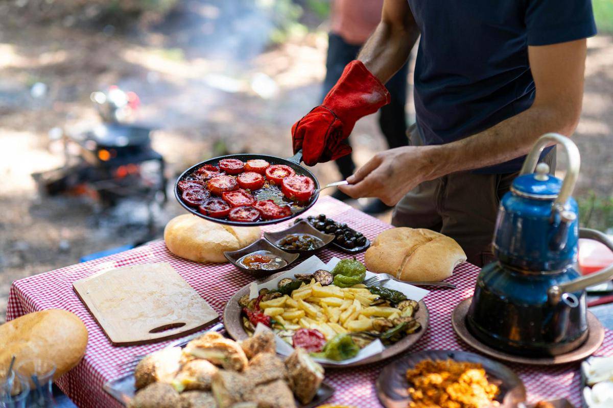 ilustrasi masak saat camping