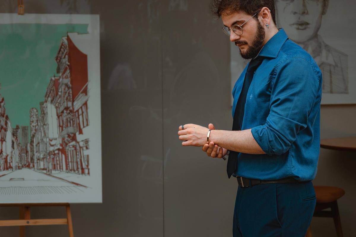 ilustrasi pria dengan kemeja navy (pexels.com/Rafael Alexandrino de Mattos)
