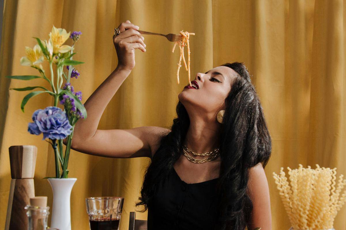 ilustrasi sedang makan spaghetti (pexels.com/Ron Lach)