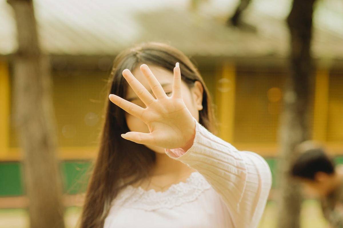 ilustrasi malu (pexels.com/terence b)