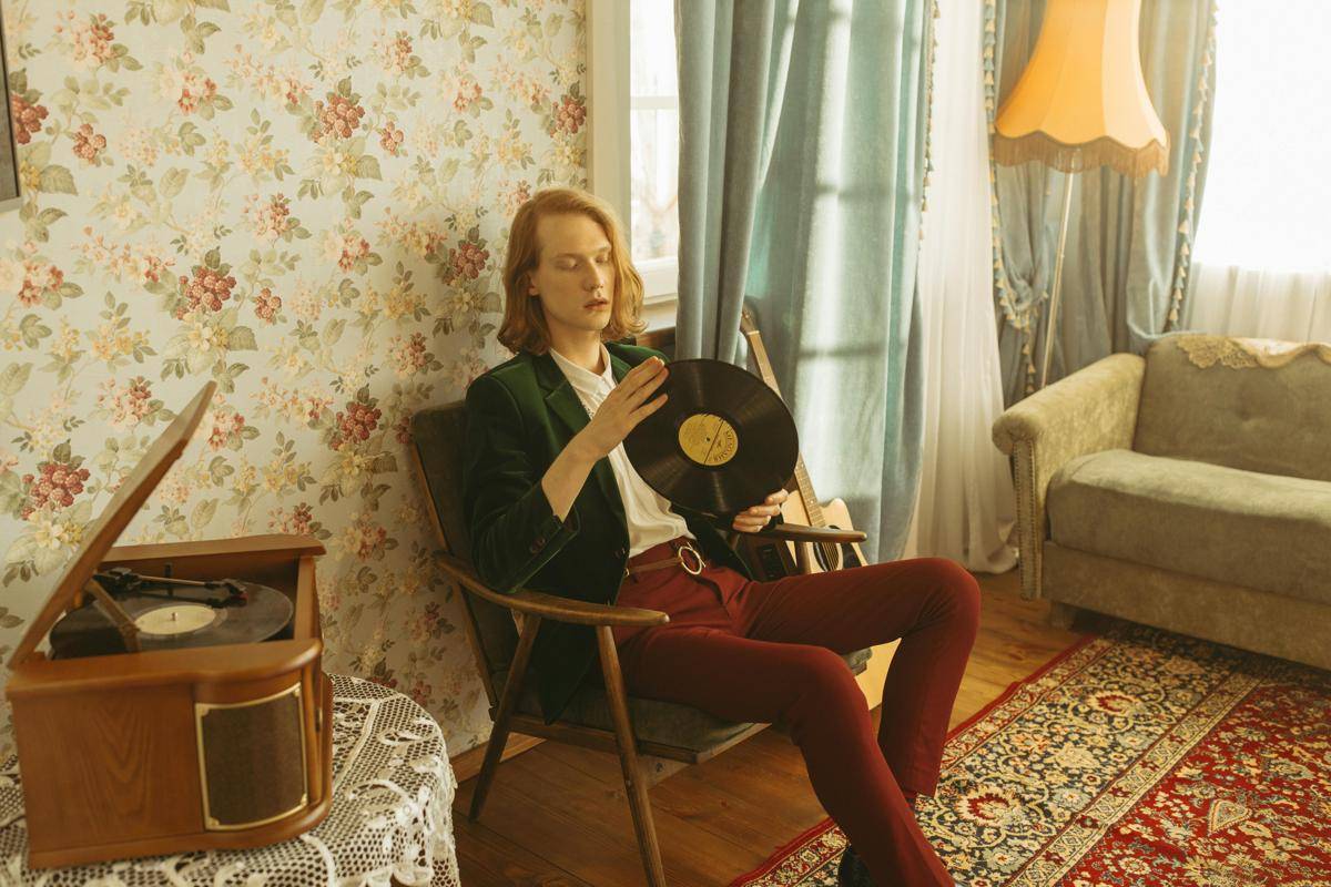 ilustrasi pria mendengarkan vinyl (pexels.com/Yaroslav Shuraev)