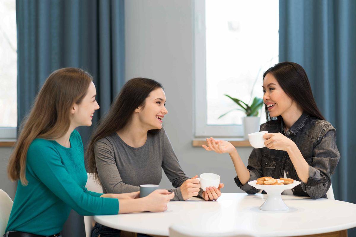 ilustrasi minum kopi bersama teman (freepik.com/freepik)