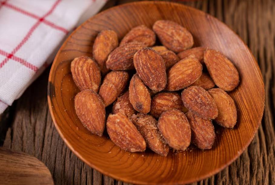 ilustrasi almond panggang (freepik.com/jcomp)