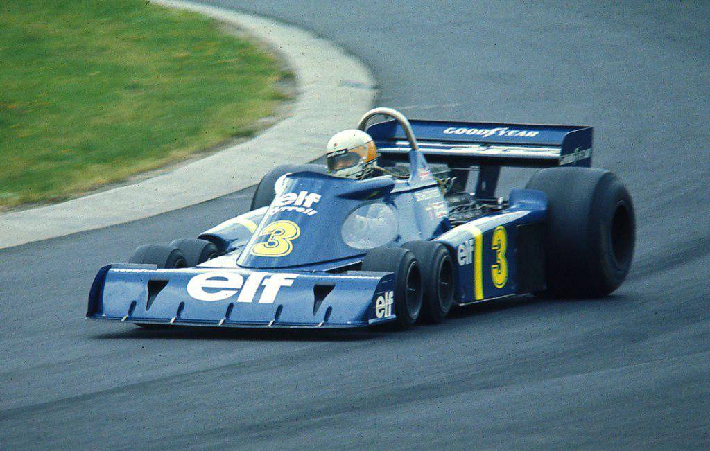 Jody Scheckter mengendarai Tyrrell P34 pada 1976 