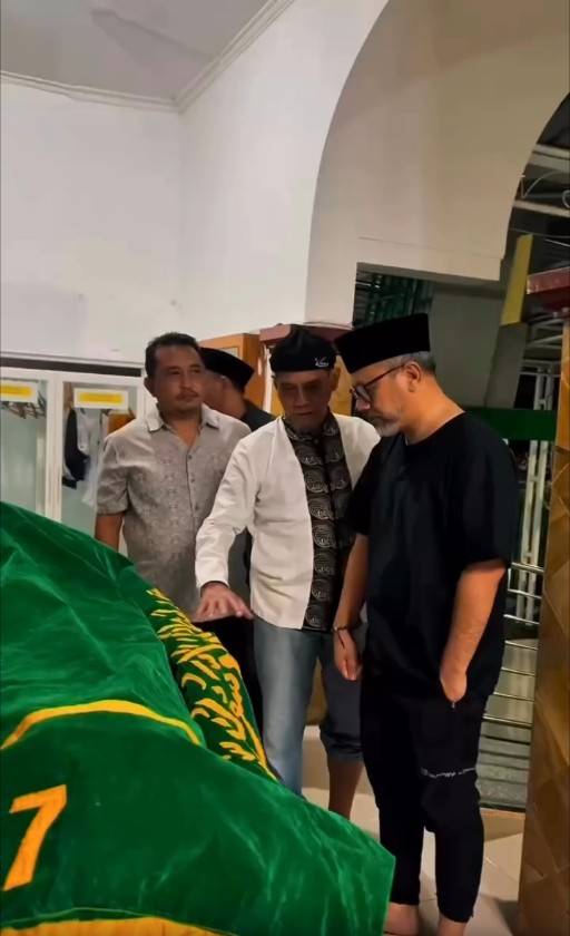 pemakaman ayah mertua Mona Ratuliu