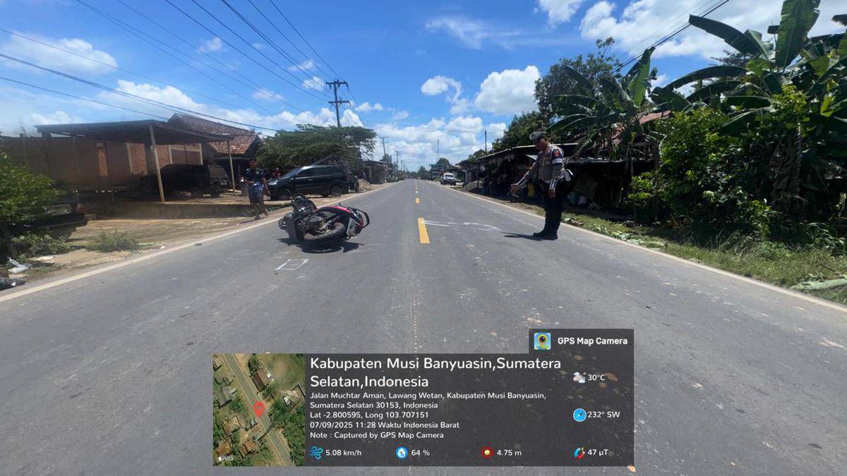 Personil Satlantas Polres Muba saat melakukan olah TKP kecelakaan lalu lintas di Desa Ulak Paceh, Kecamatan Lawang Wetan, Kabupaten Muba, Minggu (7/9/2025). (Dok. Sat Lantas Polres Muba)