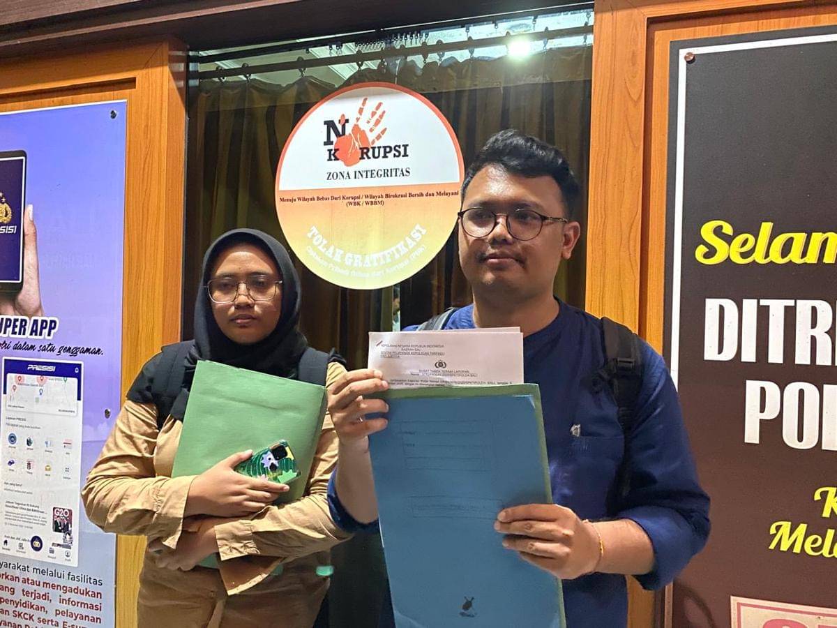 Tim kuasa hukum Fabiola Dianira saat bersama-sama melaporkan kasus dugaan kekerasan dan intimidasi terhadap Dianira, jurnalis DetikBali pada saat meliput demo. 