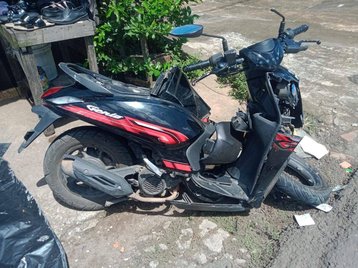 Personil Satlantas Polres Muba saat melakukan olah TKP kecelakaan lalu lintas di Desa Ulak Paceh, Kecamatan Lawang Wetan, Kabupaten Muba, Minggu (7/9/2025). (Dok. Sat Lantas Polres Muba)