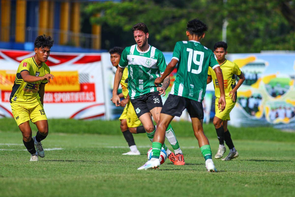 Striker PSMS Felipe Cadenazzi saat duel kontra PS Kwarta di Stadion Mini Pancing (IDN Times/Doni Hermawan)