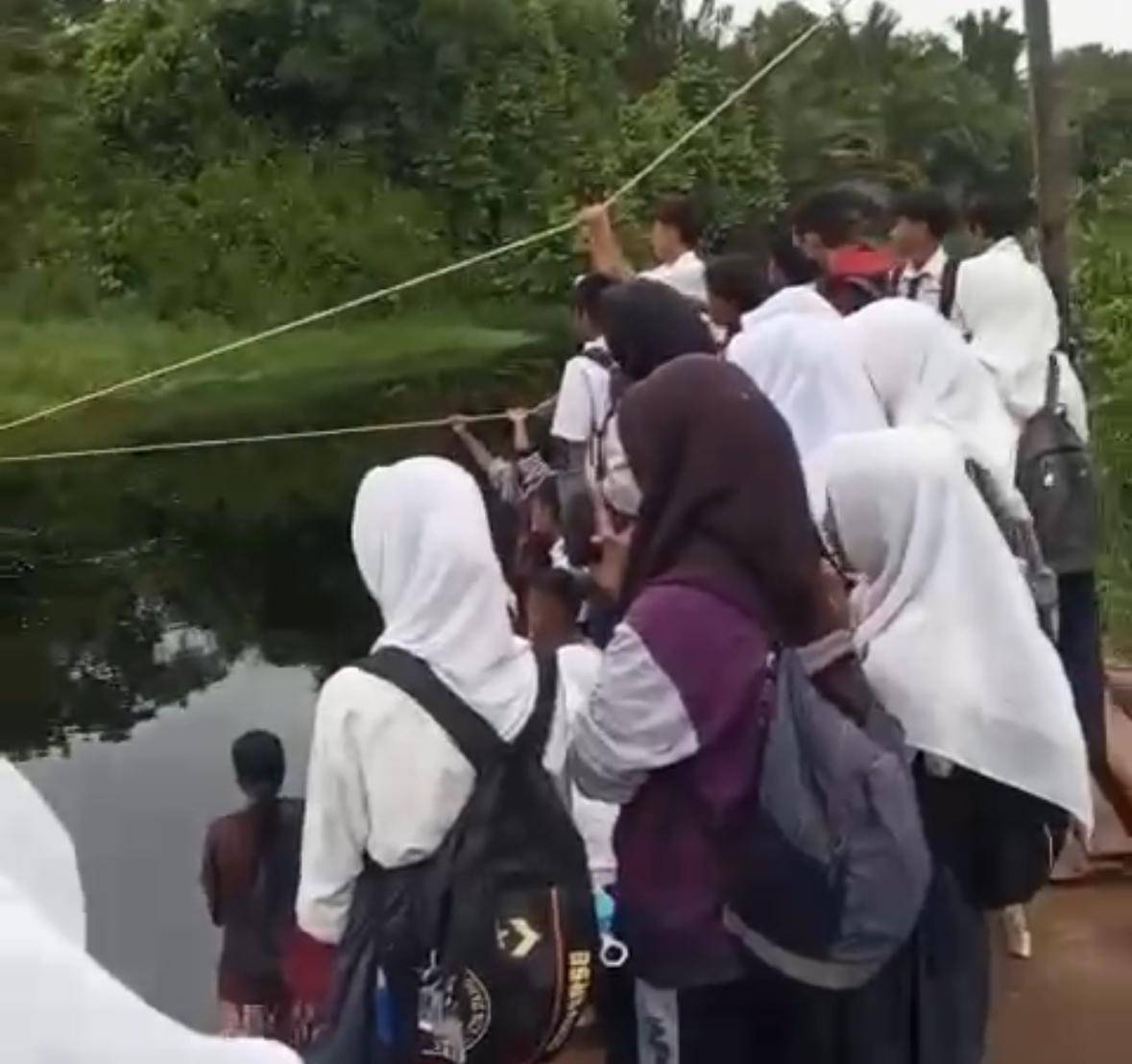 IMG_173Puluhan siswa antre hendak menyeberang sungai pakai tali.2.jpeg