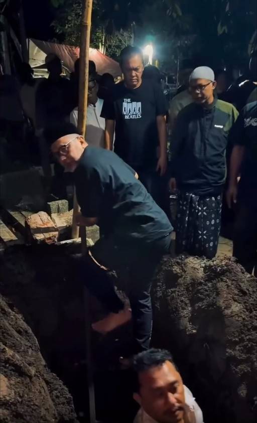 pemakaman ayah mertua Mona Ratuliu