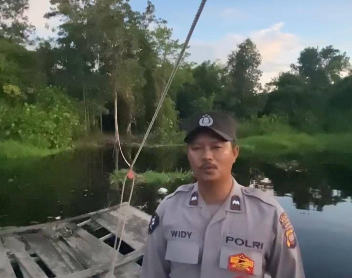 Pihak kepolisian imbau pelintas berhati-hati.