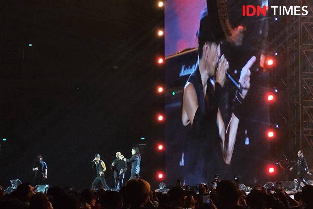 ''We Are The Champions' tutup konser Dewa 19 All Stars di Jakarta.jpg