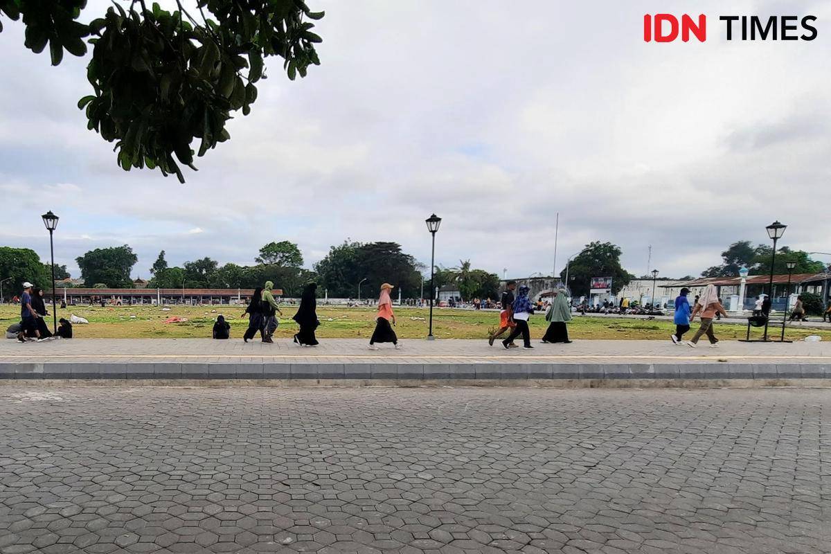 potret orang jogging di Alun-alun Kidul Surakarta