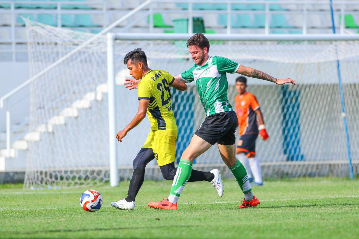 Striker PSMS Felipe Cadenazzi saat duel kontra PS Kwarta di Stadion Mini Pancing (IDN Times/Doni Hermawan)